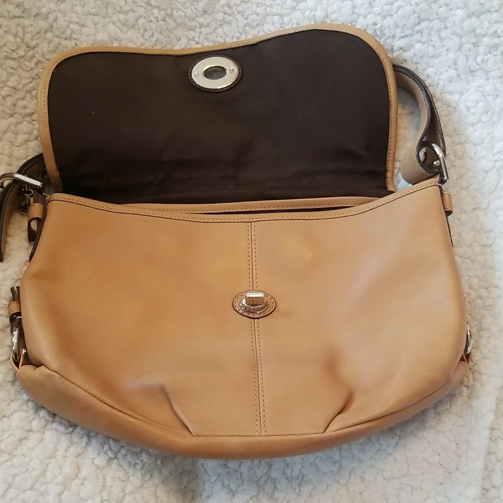 Vintage Coach Legacy Duffle/Shoulder Bag in Light Tan Leather – Style #F15170